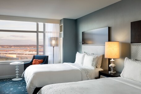Renaissance Arlington Capital View Hotel - Image 4
