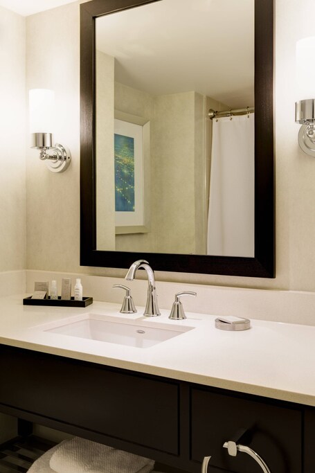 Renaissance Arlington Capital View Hotel - Image 26