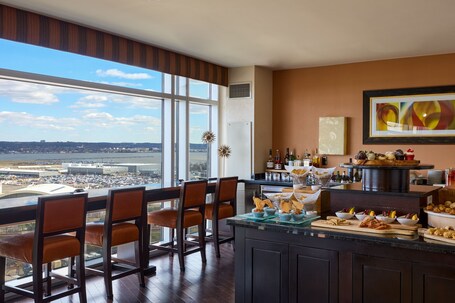 Renaissance Arlington Capital View Hotel - Image 50