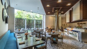 Een restaurant met een ruime eetzaal, een keuken en uitzicht op de omgeving.