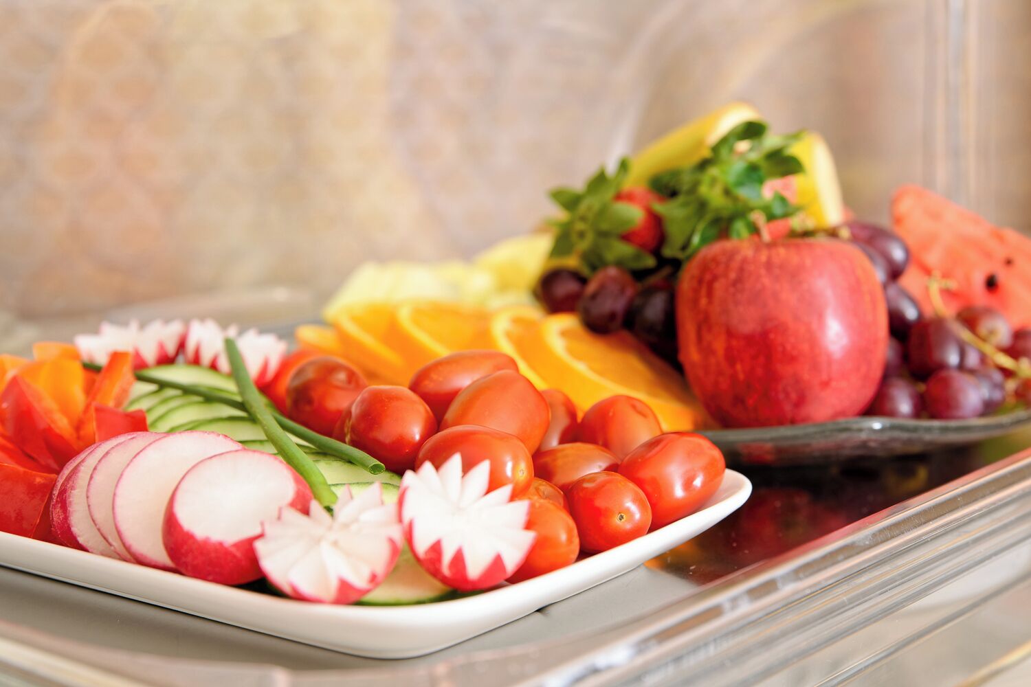 Uma tábua de frutas e legumes variados.