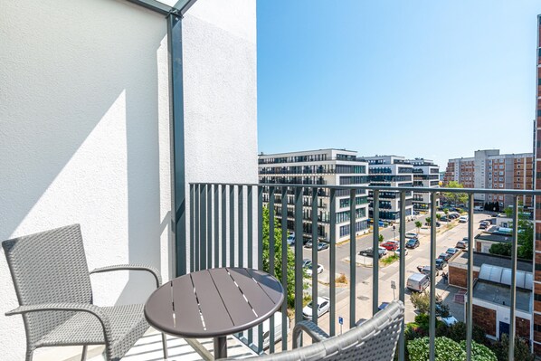 Chambre Double Ăconomique, balcon | Literie hypoallergĂ©nique, coffres-forts dans les chambres, bureau