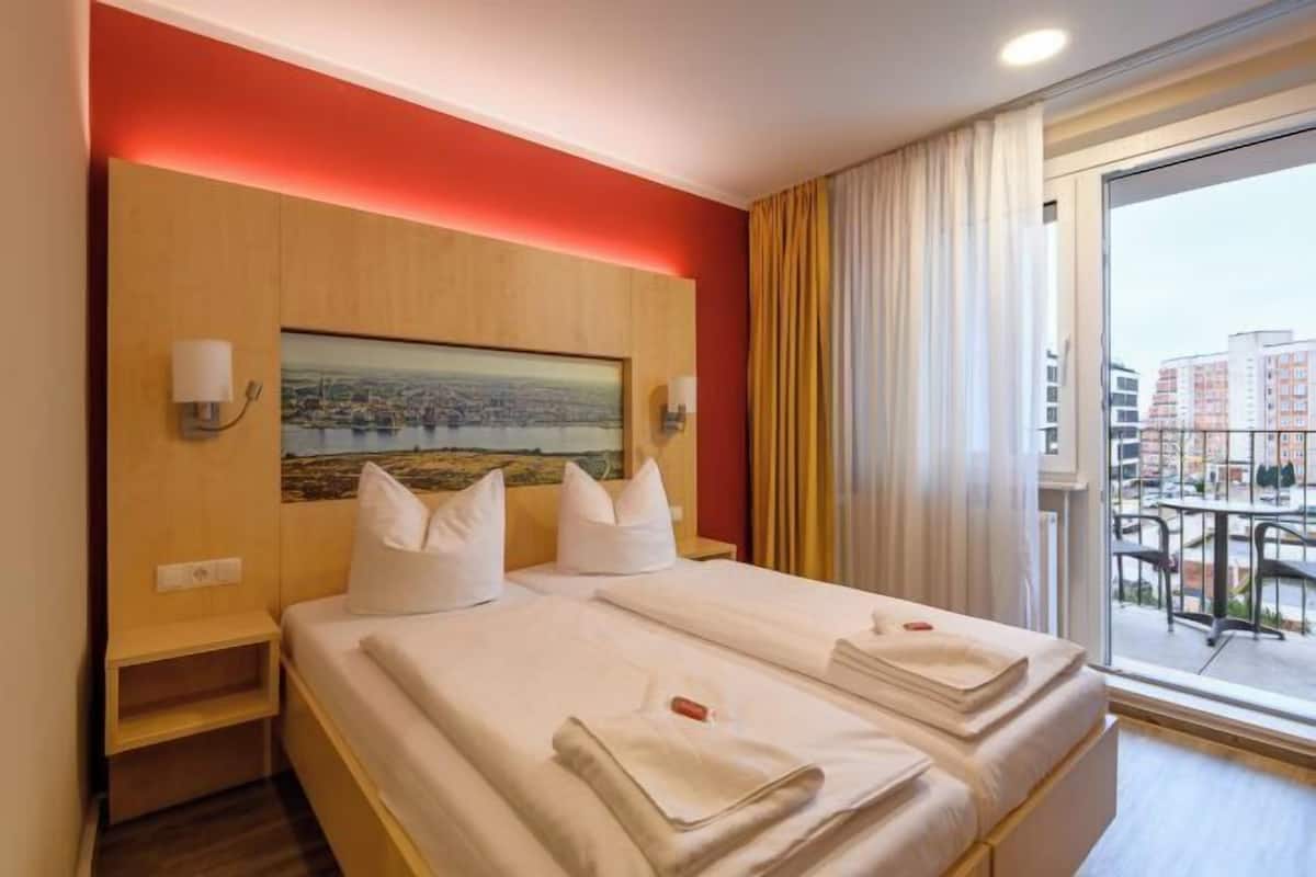 ملاءات للفراش لا تسبب الحساسية وخزنة داخل الغرفة ومكتب