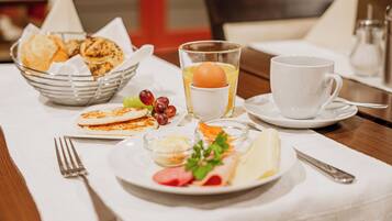 Tägliches Frühstücksbuffet (15.90 EUR pro Person)