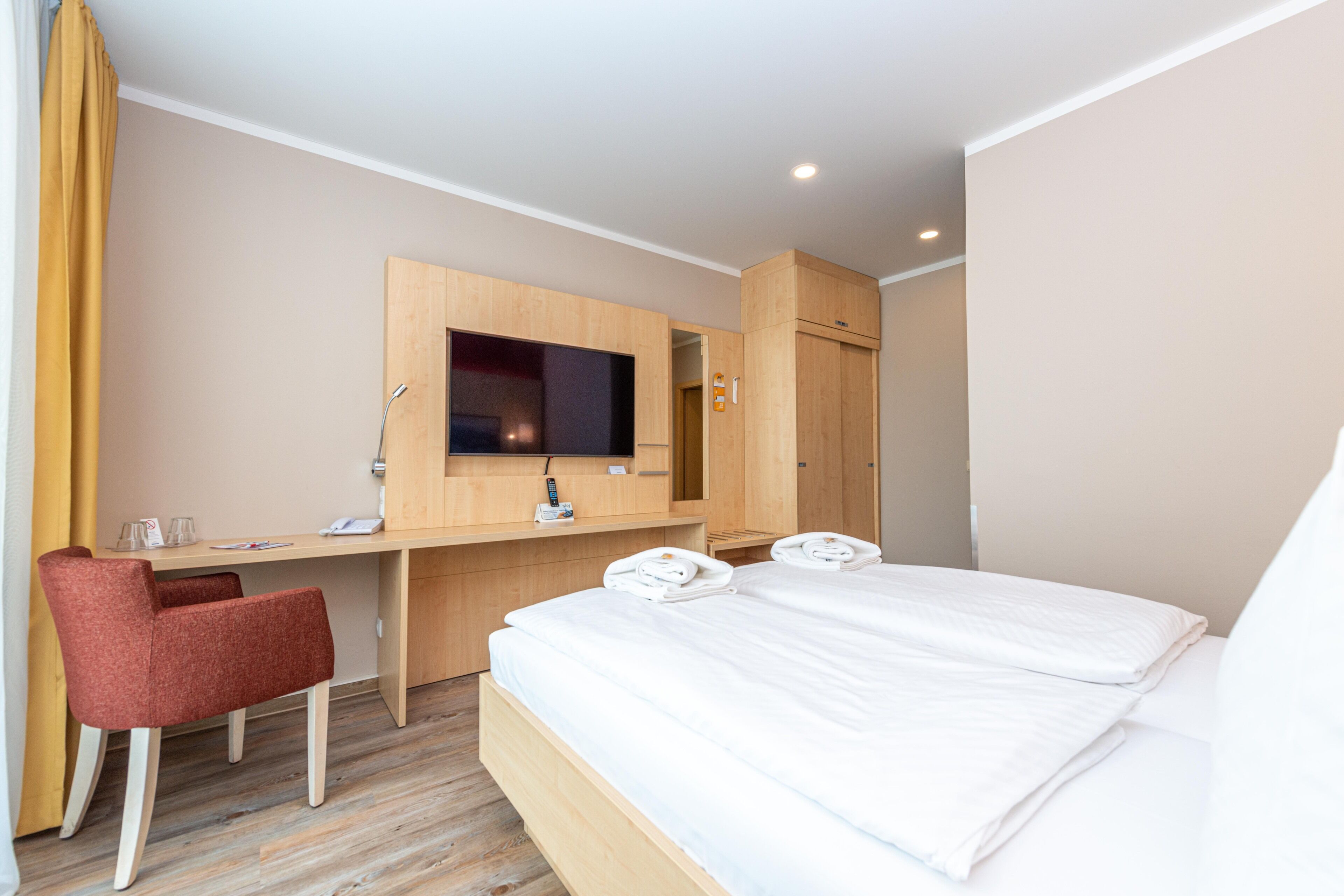 غرفة مزدوجة - لغير المدخنين - بشرفة | ملاءات للفراش لا تسبب الحساسية وخزنة داخل الغرفة ومكتب