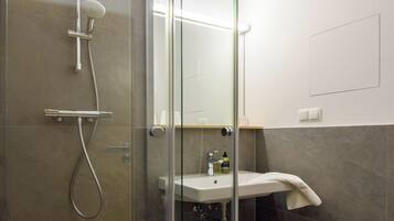Dusche, umweltfreundliche Kosmetikartikel, Haartrockner, Handtücher