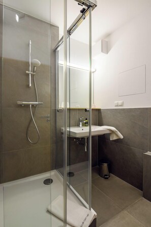 Shower, eco-friendly toiletries, hair dryer, towels - Hotel an der Stadthalle Rostock-Hbf (Rostock)
