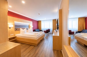 Ropa de cama hipoalergénica y caja de seguridad en la habitación 