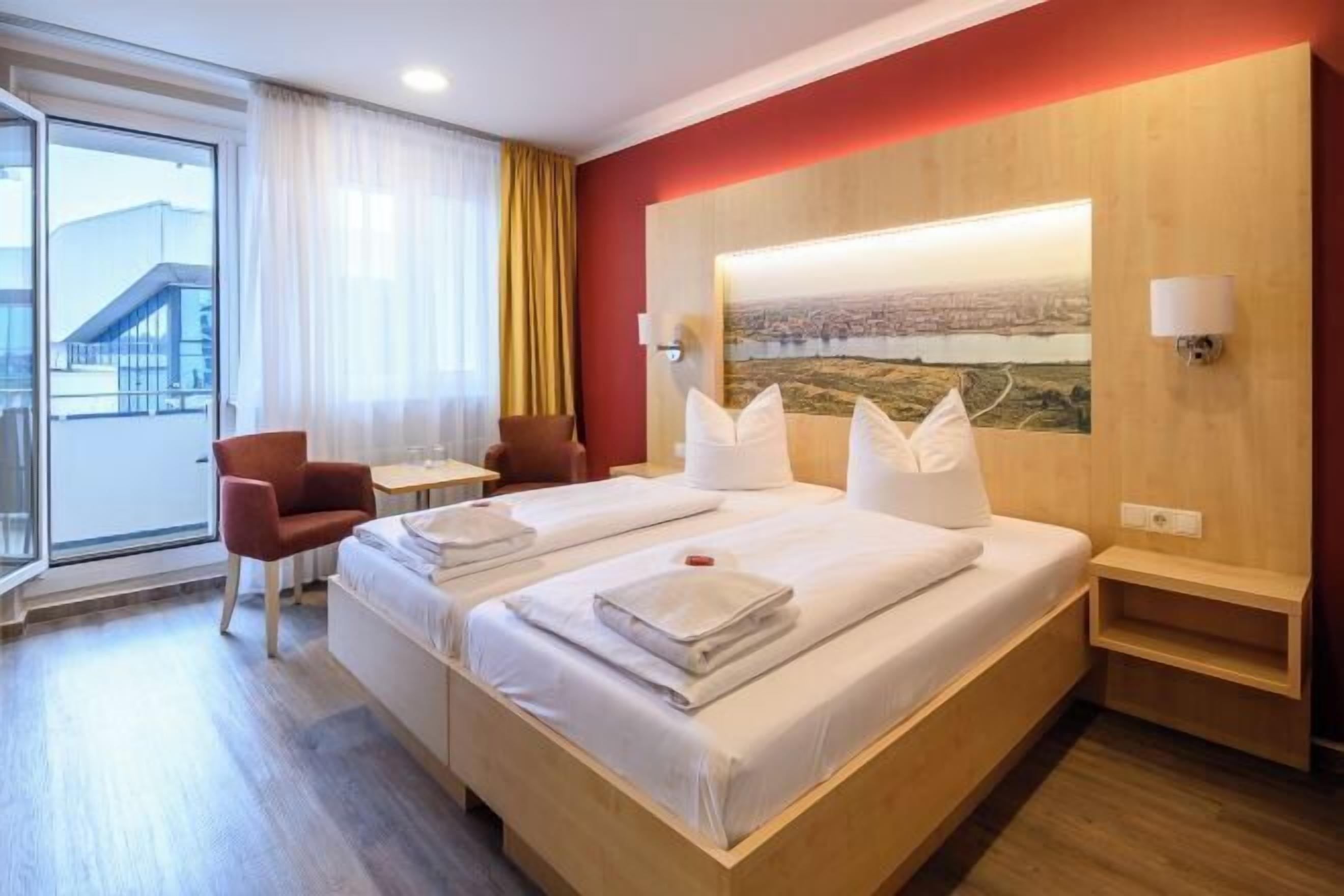 Ropa de cama hipoalergénica, caja fuerte, escritorio