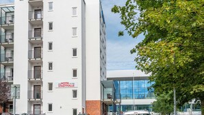 A multi-story hotel with a sign reading "Das Hotel an der Stadthalle" and a modern glass building adjacent to it. - Hotel an der Stadthalle Rostock-Hbf (Rostock)