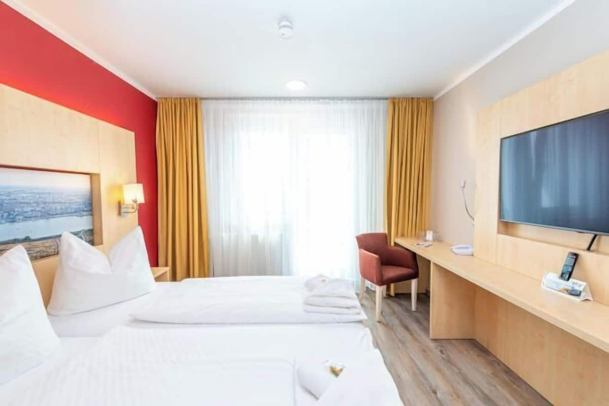 Hypo-allergenic bedding, in-room safe, desk, laptop workspace