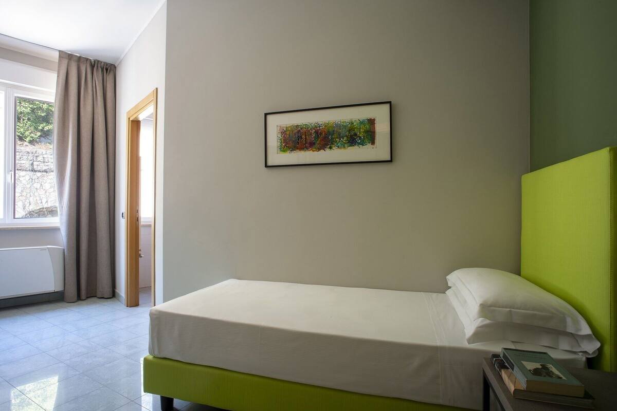 Ropa de cama de alta calidad, edredones de plumas, minibar y caja fuerte