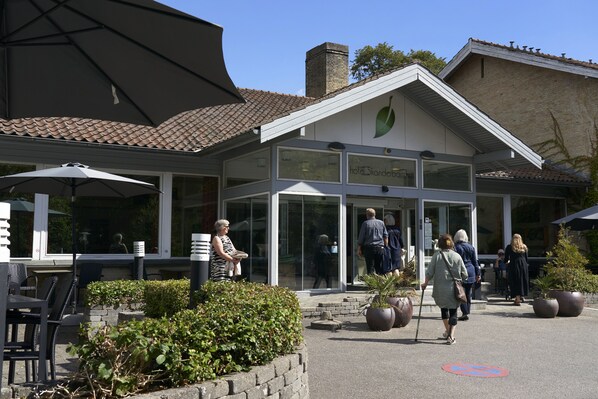 Vista frontal de la propiedad