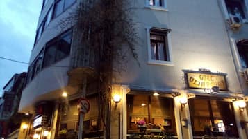 Fachada de la propiedad por la tarde o noche