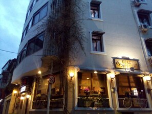 واجهة المنشأة - في المساء/الليل