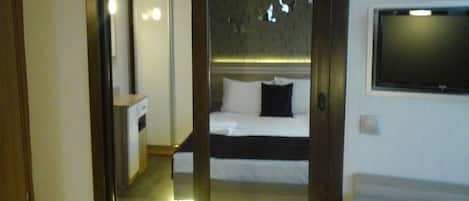 Sengetøy av topp kvalitet, skrivebord og wi-fi (inkludert)