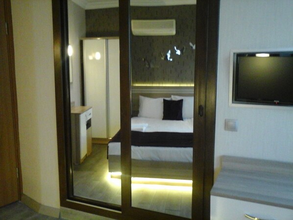 Ropa de cama de alta calidad, escritorio y wifi gratis