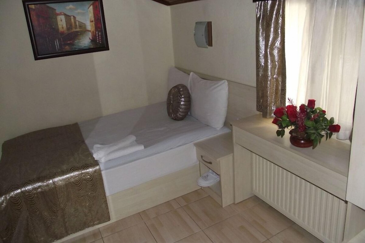 Premium bedding, desk, WiFi (free)