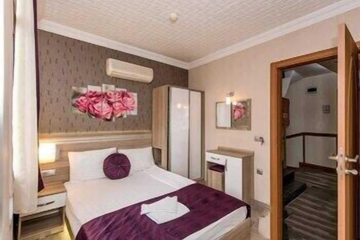 Premium bedding, desk, free WiFi