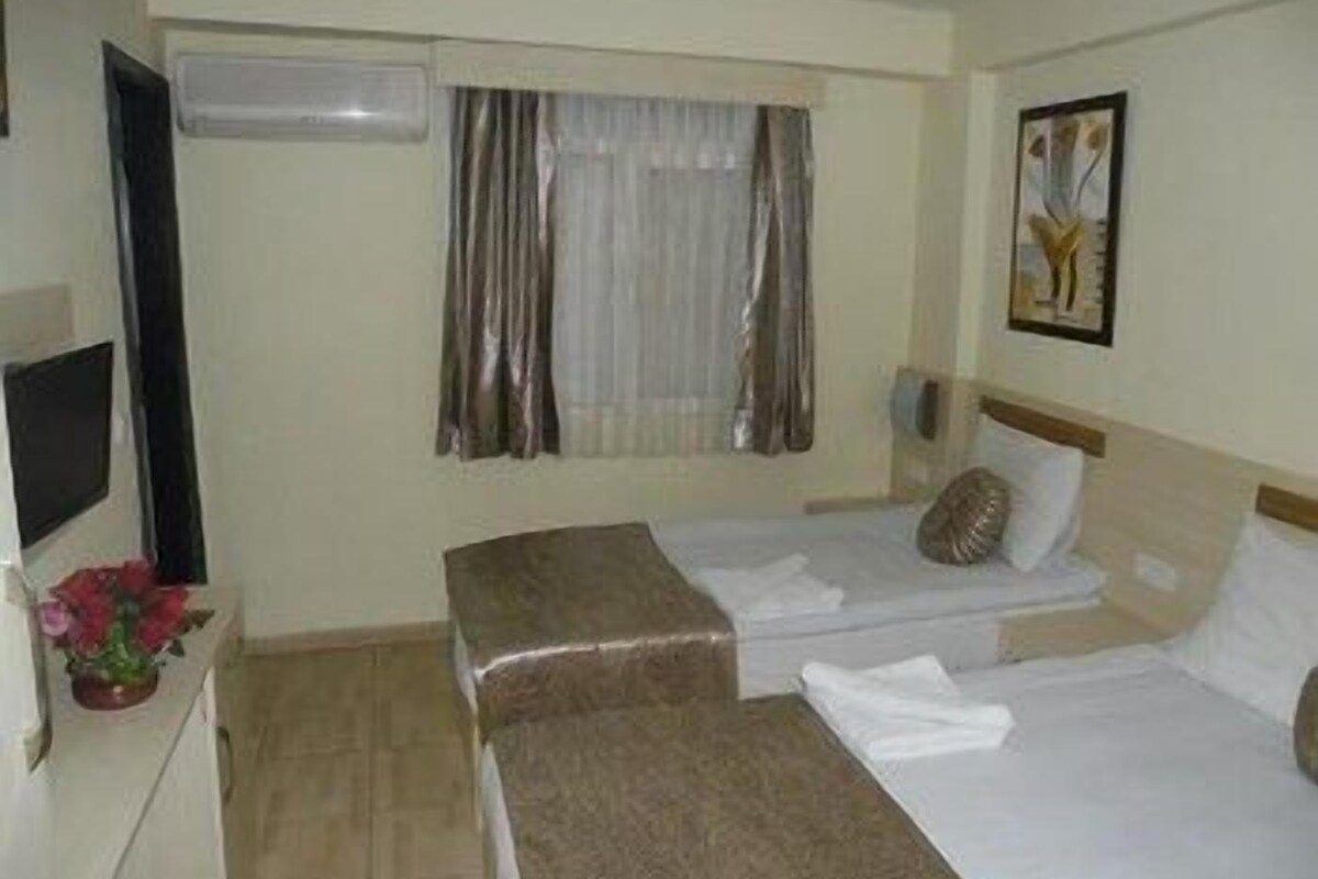 Premium bedding, desk, WiFi (free)