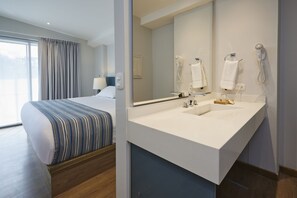 Minibar, caja de seguridad en la habitación y ropa de cama 