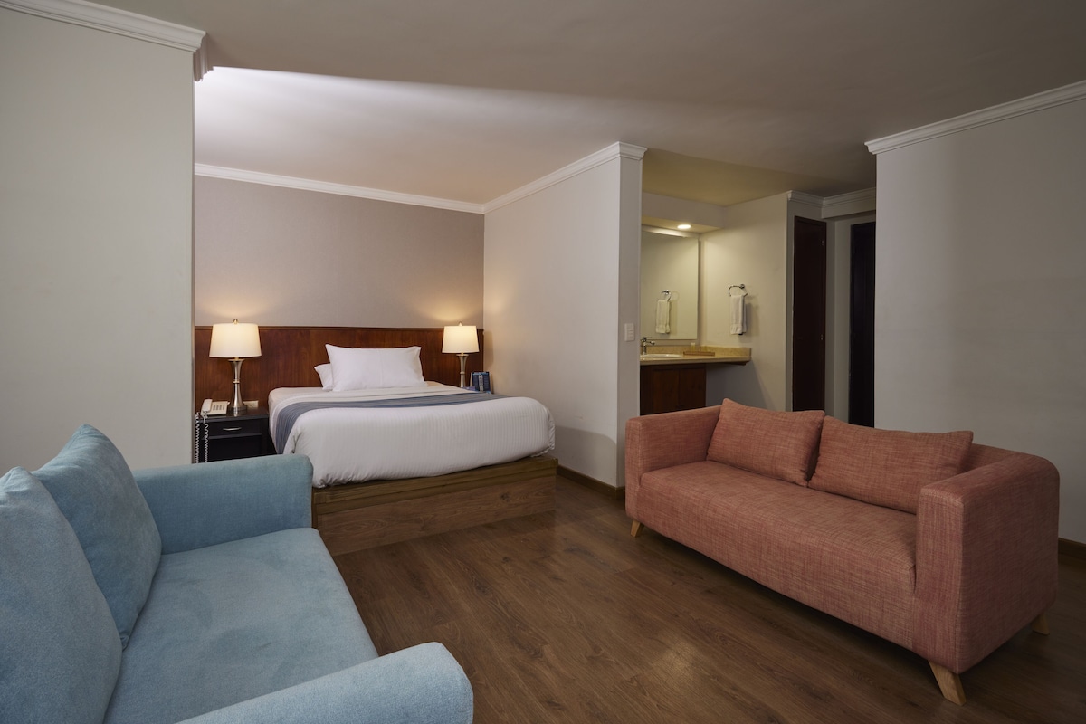 Minibar, in-room safe, bed sheets