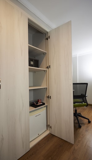 Quarto duplo standard | 1 quarto, frigobar, cofres nos quartos, roupa de cama