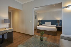 Junior suite | Een minibar, een kluis op de kamer, beddengoed