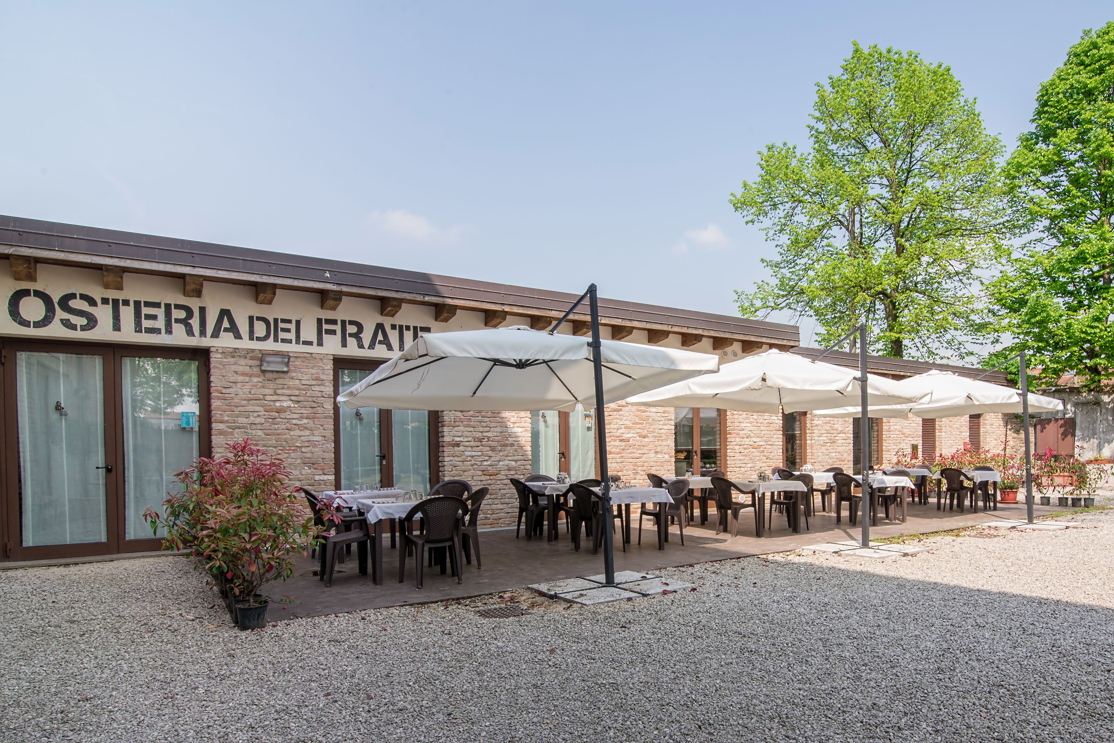 供应午餐和晚餐，花园景观