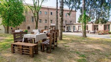 Aperto a pranzo e cena, con vista sul giardino