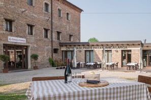 Se sirven almuerzos y cenas, con vista al jardín 