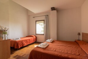 โต๊ะทำงาน, พื้นที่ทำงานแบบใช้แล็ปท็อป, ผ้าม่านกันแสง, Wi-Fi ฟรี