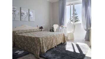 Minibar, pengeskab på værelset, individuelt design, skrivebord