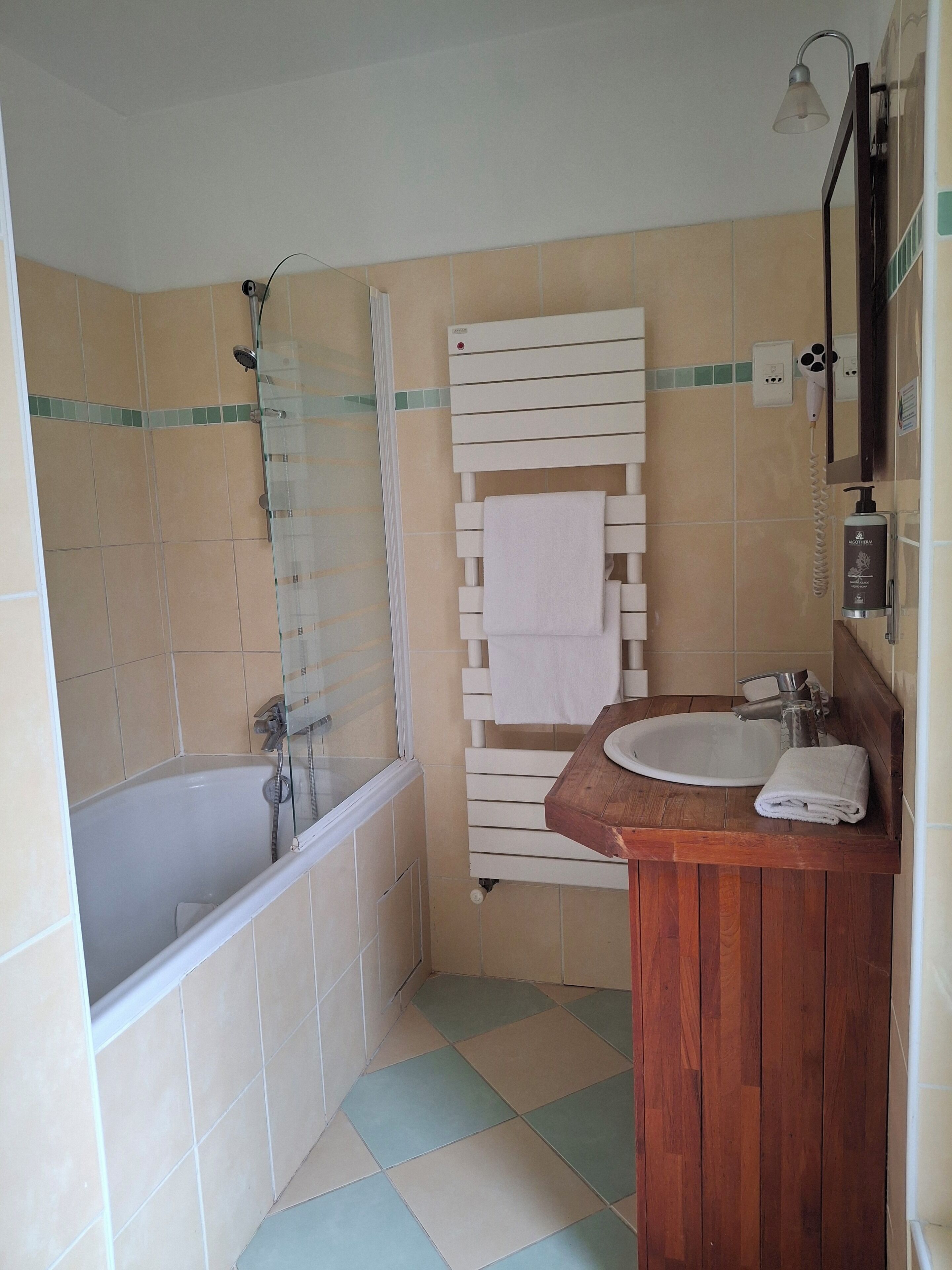 double room | bathroom | combined shower/bathtub, free toiletries, hair dryer, towels