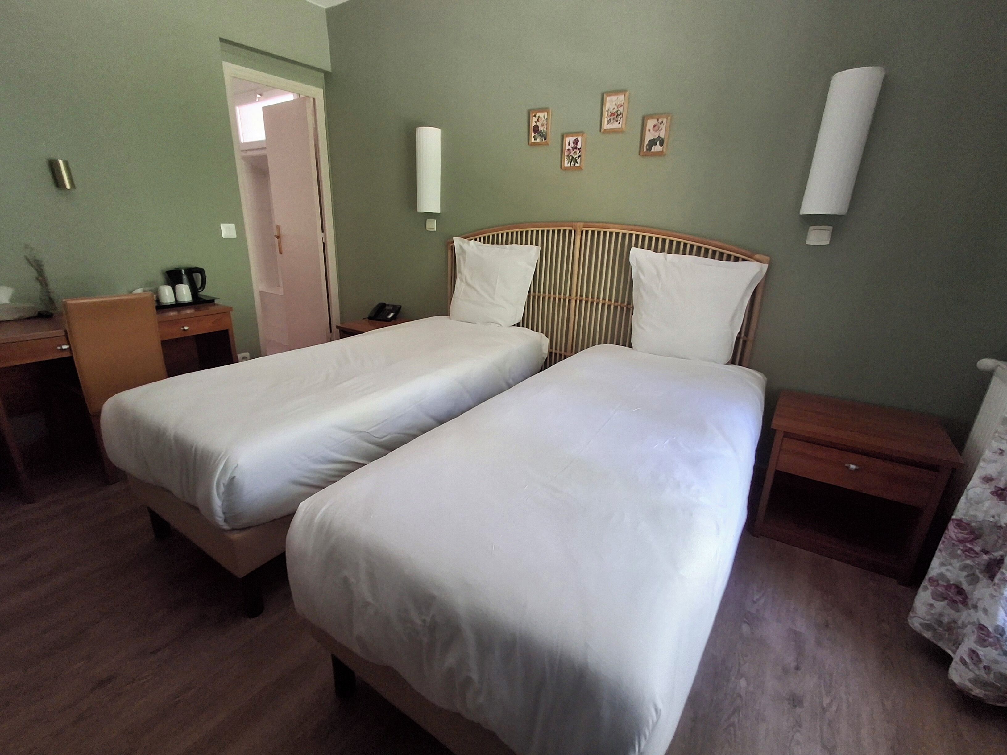 twin room | desk, iron/ironing board, free wifi, bed sheets