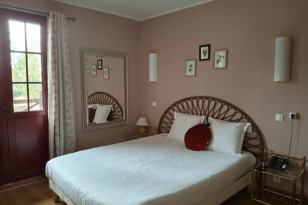 Escritorio, tabla de planchar con plancha, wifi gratis y ropa de cama