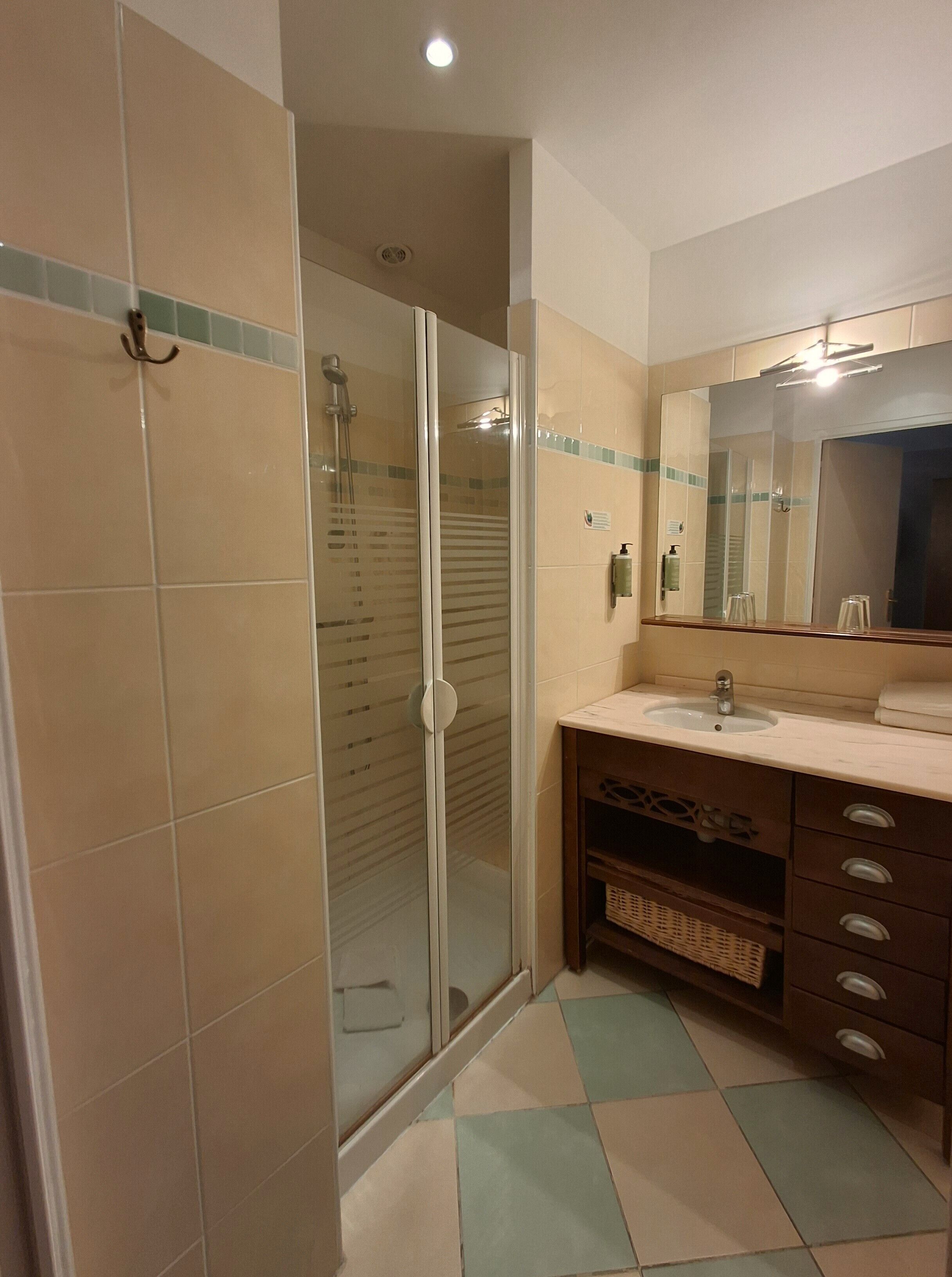 twin room | bathroom | combined shower/bathtub, free toiletries, hair dryer, towels