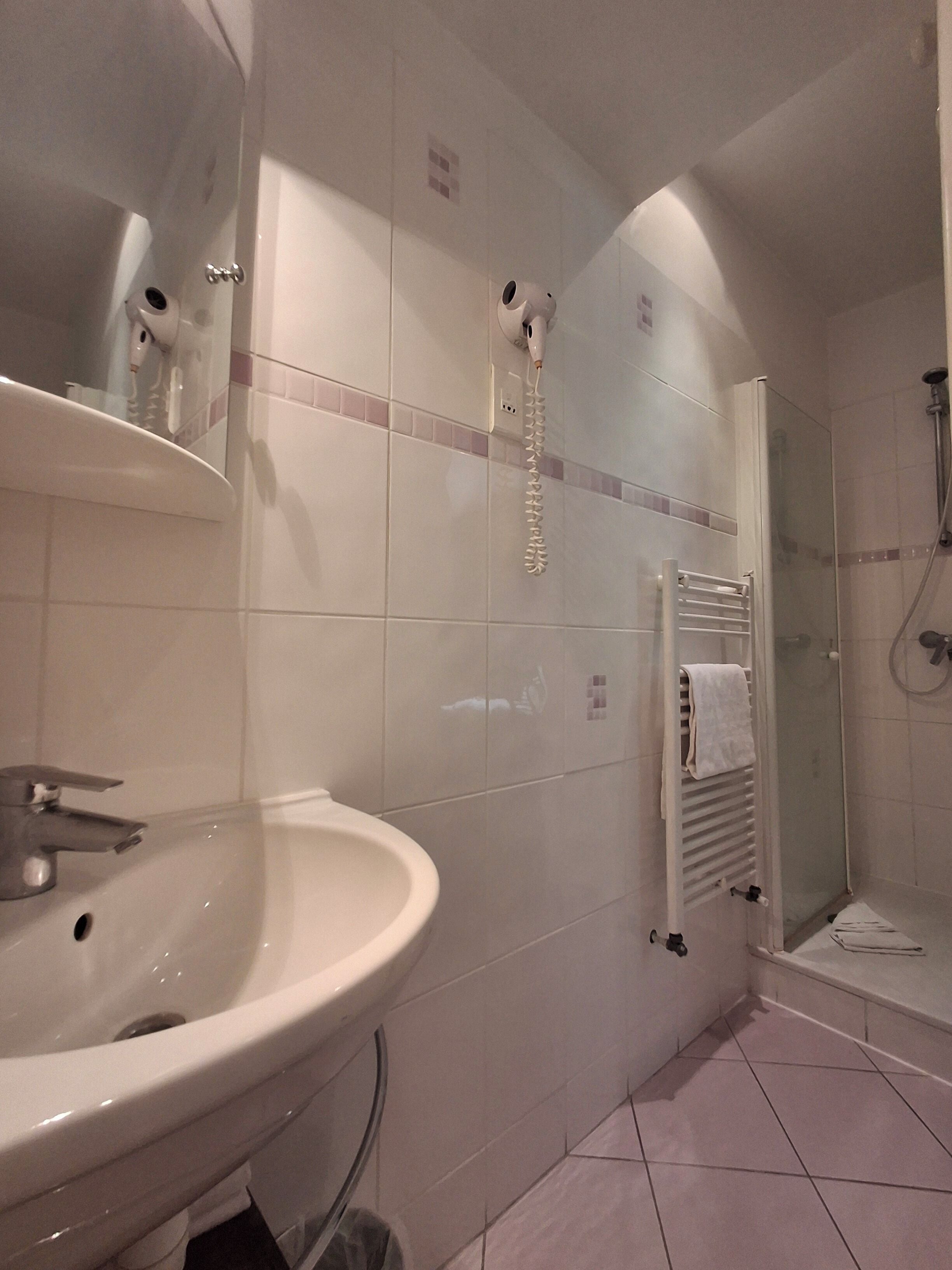 single room | bathroom | combined shower/bathtub, free toiletries, hair dryer, towels