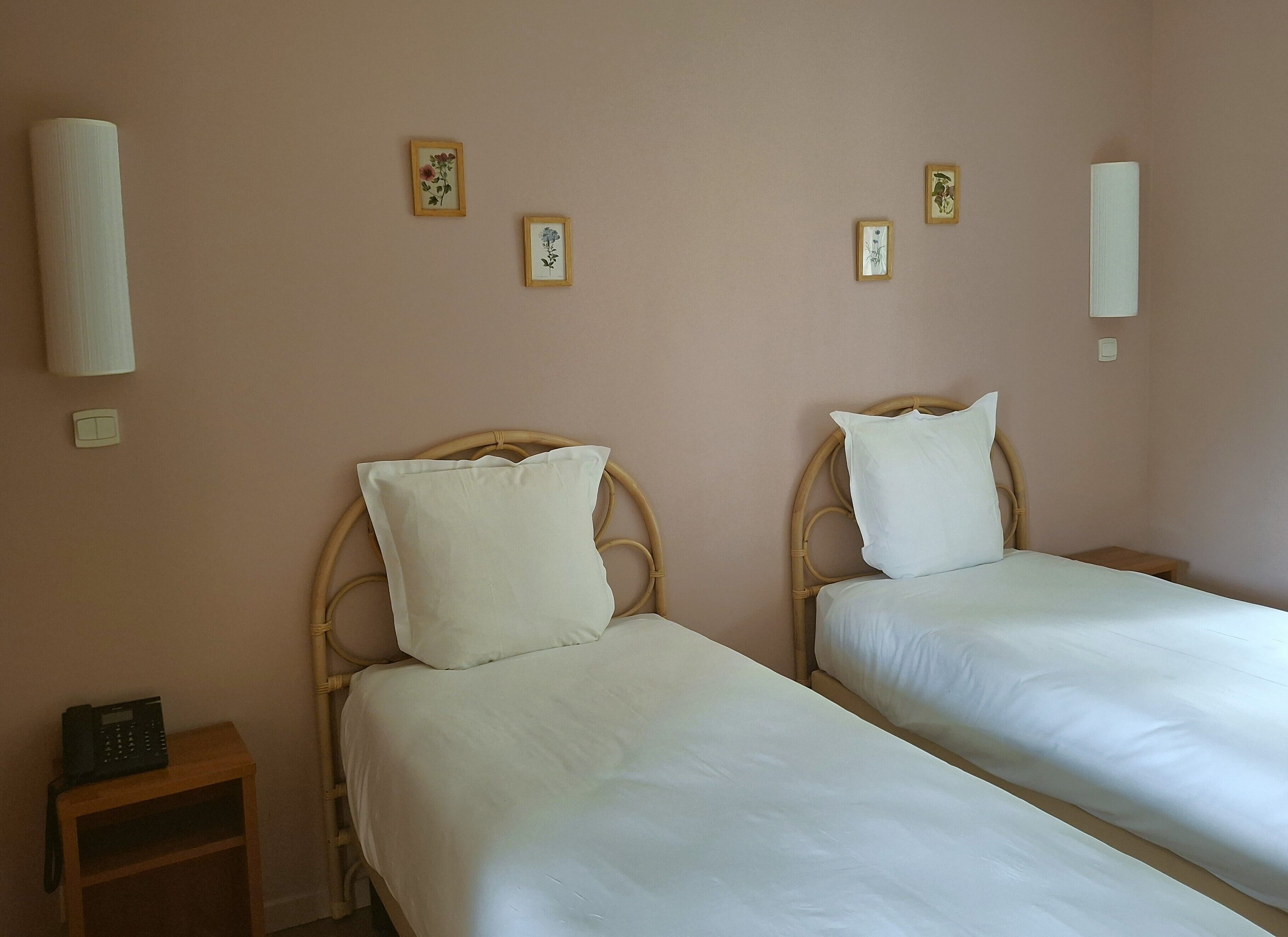 twin room | desk, iron/ironing board, free wifi, bed sheets