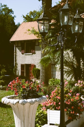 Exterior detail - Hostellerie Du Lys - Hôtel & Restaurant (Lamorlaye)