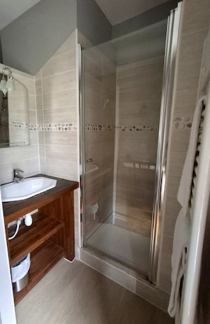 Single Room | Bathroom | Combined shower/bathtub, free toiletries, hair dryer, towels