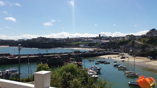 A coastal town with a marina, boats, and a beach. - Trelinda Hotel (Newquay)