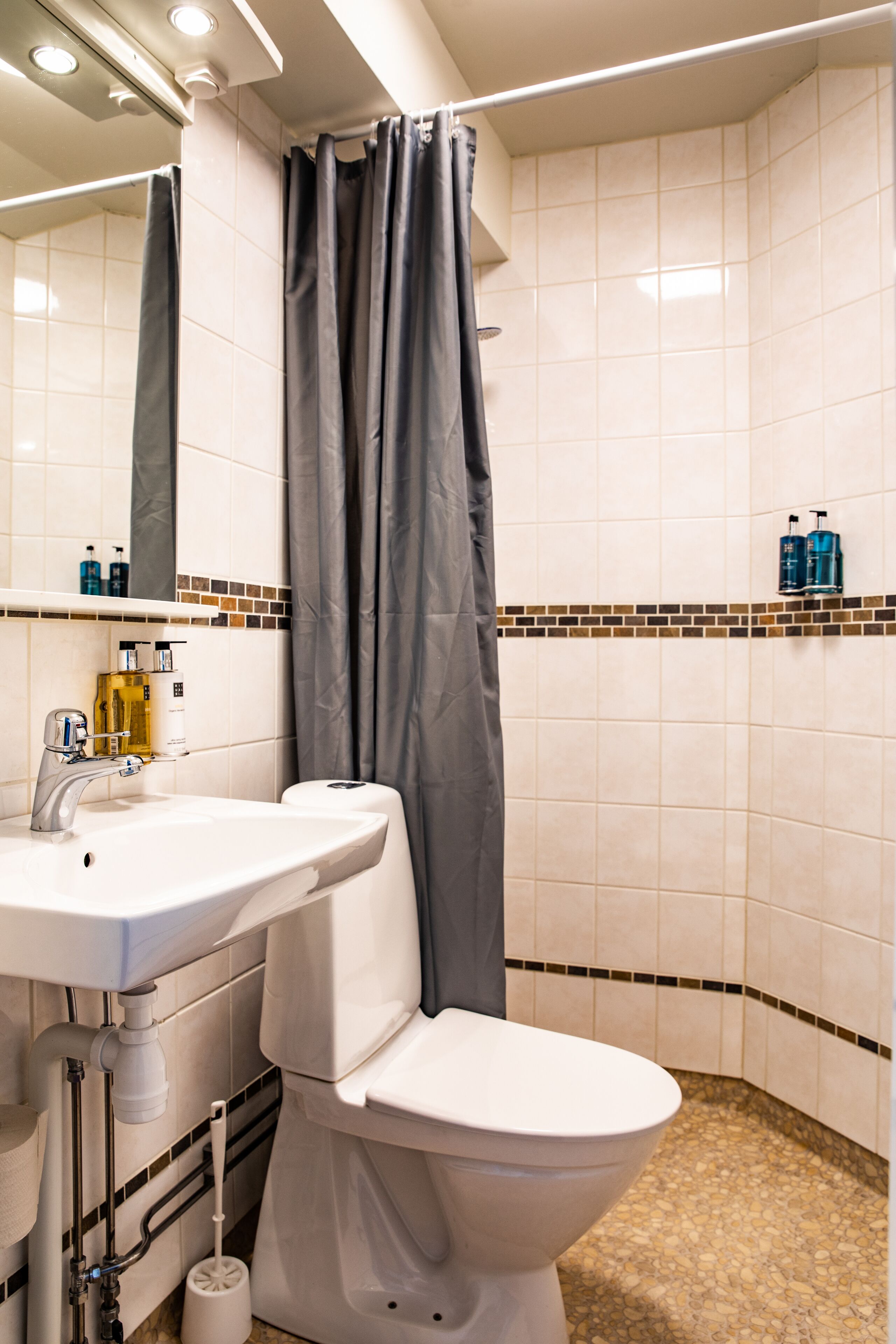 standard single room | bathroom | shower, designer toiletries, hair dryer, towels