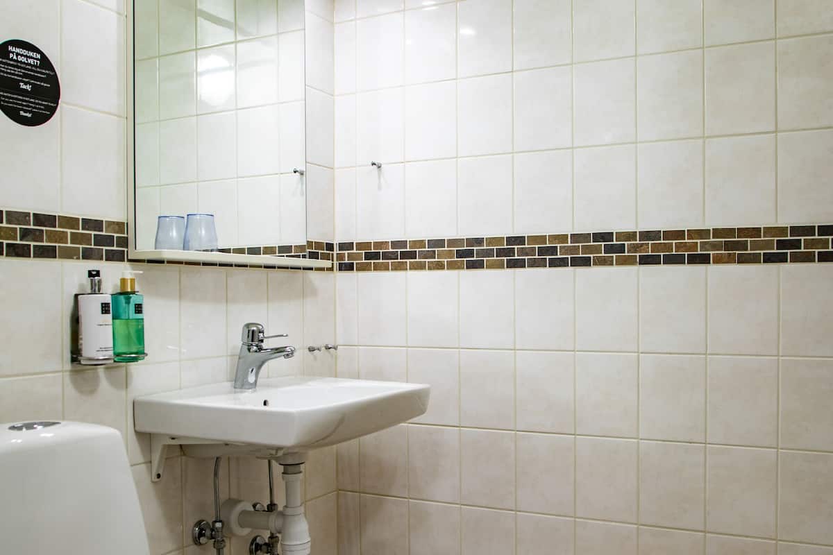 standard single room | bathroom | shower, designer toiletries, hair dryer, towels