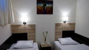 Nệm có lớp đệm bông, minibar, bàn, bàn ủi/dụng cụ ủi quần áo