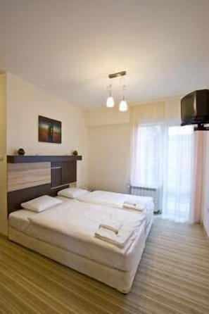 Double Room | Pillowtop beds, minibar, desk, iron/ironing board