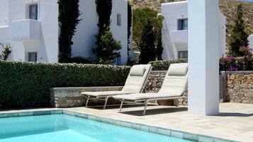 Peti besi dalam bilik, dihias secara berasingan