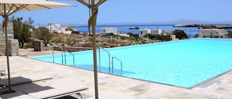 Piscine extérieure (ouverte en saison), parasols de plage