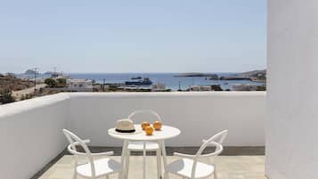 Suite – grand, privat basseng, sjøutsikt | Safe på rommet, individuelt dekorert, individuelt innredet og skrivebord