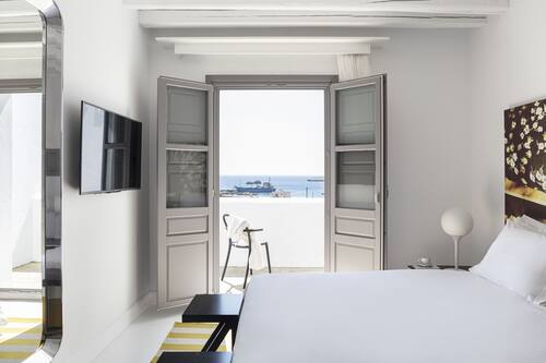 Suite Grand, piscina privada, vistas al mar | Caja fuerte, decoración individual, mobiliario individual y escritorio